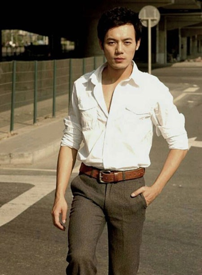 Ngày 14/7/2014, Hà Thịnh Đông bị cảnh sát bắt giữ khi phát hiện ma tuý trong người. Sau khi thử nước tiểu tại Văn phòng công an Bắc Kinh, kết quả cho thấy Hà Thịnh Đông dương tính với ma túy và đã bị tạm giam. Theo cảnh sát, nam diễn viên này cũng thừa nhận hành vi sai lầm của mình và đang chấp hành hình phạt.