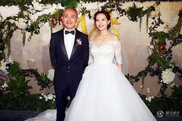 Nhiếp Viễn và vợ thứ hai trong ngày cưới vào năm ngoái.
