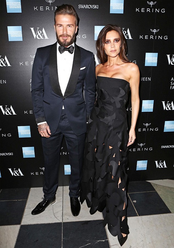 Tối 12/3 tại London, gala Alexander McQueen: Savage Beauty diễn ra với sự tham gia của các nhân vật đình đám trong làng thời trang. Đây là sự kiện giới thiệu những tác phẩm của nhà thiết kế quá cố Alexander McQueen. Tại đây, nhà thiết kế Victoria Beckham sánh đôi dự tiệc bên ông xã điển trai. 