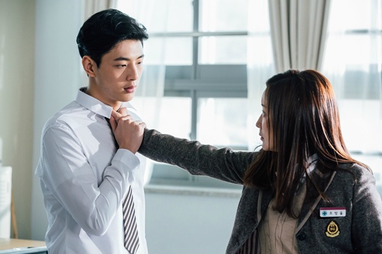 Từng là “đầu gấu” huyền thoại ở trường học, Kang Ja không khó khăn để dằn mặt những kẻ bắt nạt con gái cô. Cảnh quay này được thực hiện vào cuối tháng 2 tại một trường trung học ở Osan. 