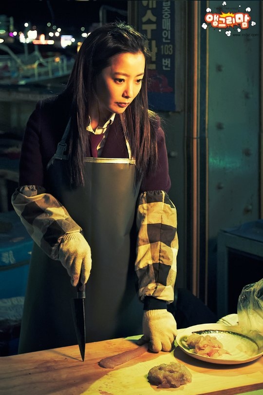 Trước đó, tạo hình bà mẹ của Kim Hee Sun được nhà sản xuất giới thiệu. Khác với những vai diễn trước, nhân vật Kang Ja sẽ giúp người đẹp Cà chua làm mới hình ảnh. Trong teaser của bộ phim, Kim Hee Sun thậm chí gây sốc khi nhân vật của cô liên tục chửi thề. 