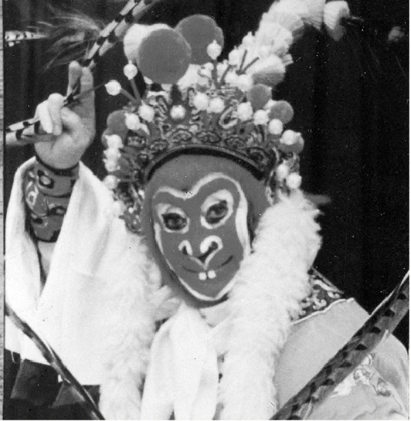 Bố Lục Tiểu Linh Đồng - nghệ sĩ Lục Linh Đồng đóng Tôn Ngộ Không.