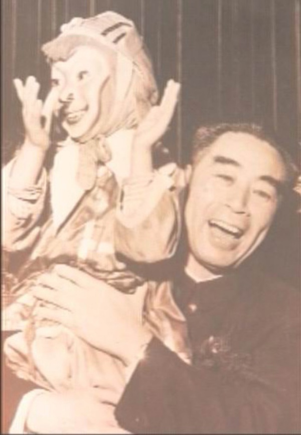 Anh trai Lục Tiểu Linh Đồng - Tiểu Lục Linh Đồng được Thủ tướng Chu Ân Lai bế bổng.