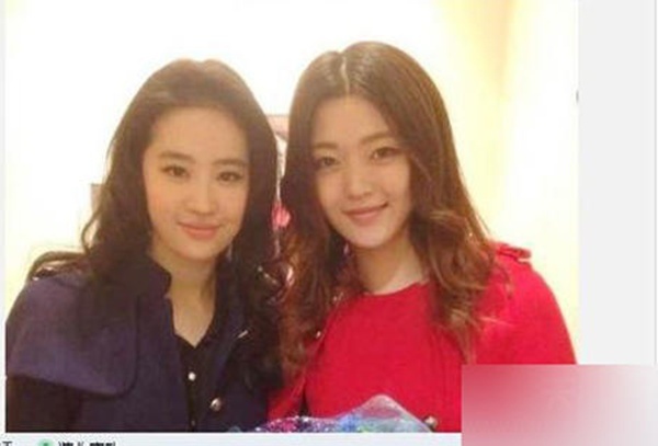 Lưu Diệc Phi đọ sắc cùng em họ.