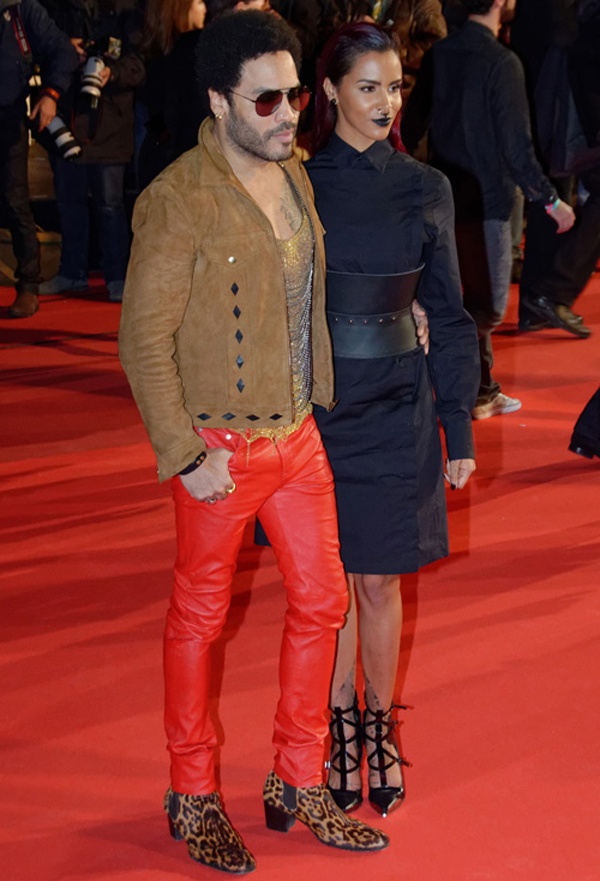 Rocker Lenny Kravitz với chiều cao khiêm tốn cũng nhờ cậy đến đôi giày cao gót khá giống giày phụ nữ. Lenny còn mặc quần da màu đỏ cùng áo ánh kim làm giảm đi nét nam tính.