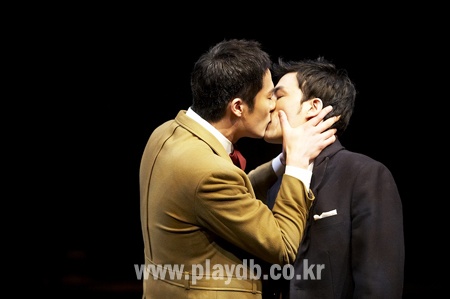 Ji Chang Wook khóa môi bạn diễn Kang Ha Neul trong vở kịch Thrill Me.