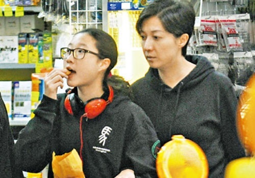 Thanh Long bat ngo quan tam den con gai bi ruong bo hinh anh