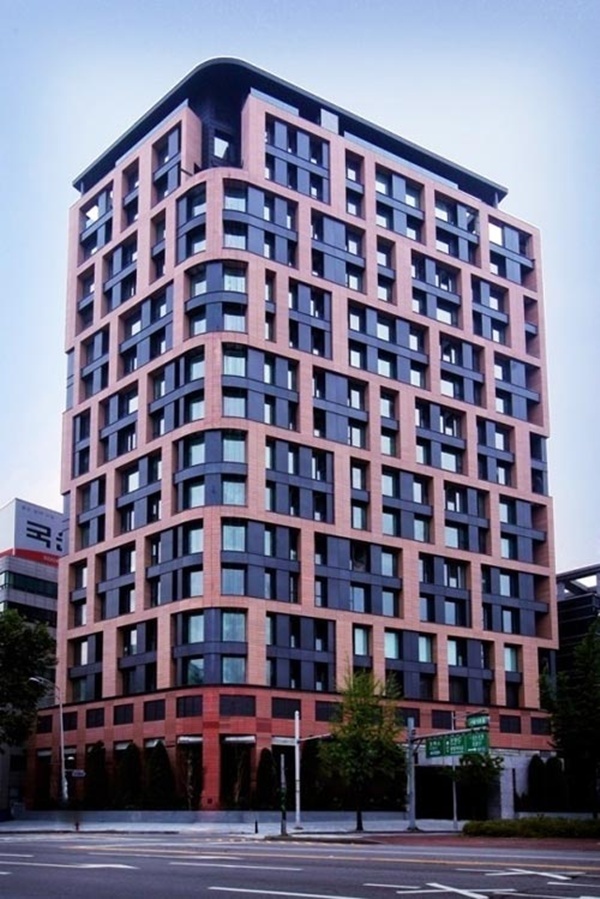 Lee Jung Jae đầu tư xây dựng và sống ở tòa chung cư cao cấp LaTERRASSE đặt tại Samseong-dong, Gangnam.