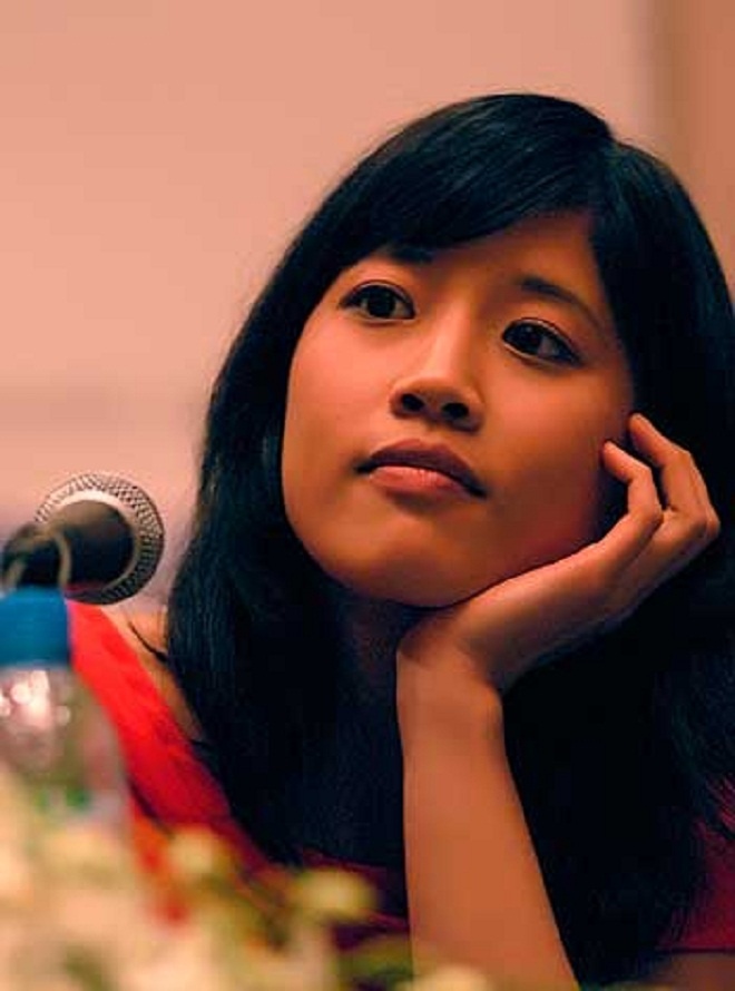 Phan trinh dien ca khuc Hello Vietnam cua Pham Quynh Anh tren san khau Paris by night hinh anh