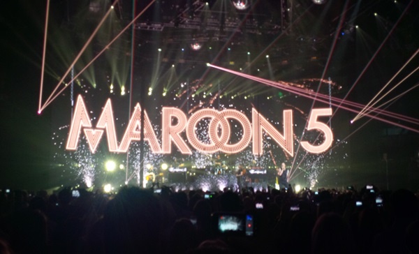 Adam Levine xin loi vi nem mic trung dau fan hinh anh