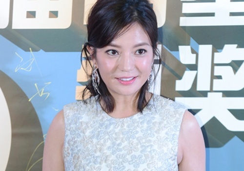 Trieu Vy tron tria khi nhan giai Ngoi sao cong dan hinh anh