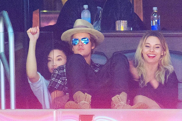 Justin Bieber ngoi trong long ban gai xem bong ro hinh anh