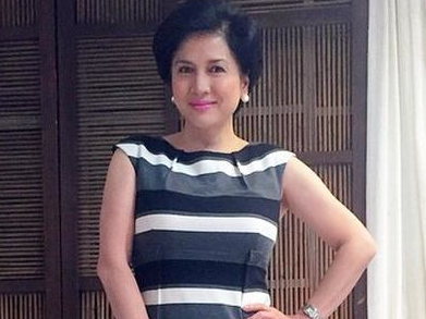 Nu dien vien danh nguoi tren may bay hinh anh