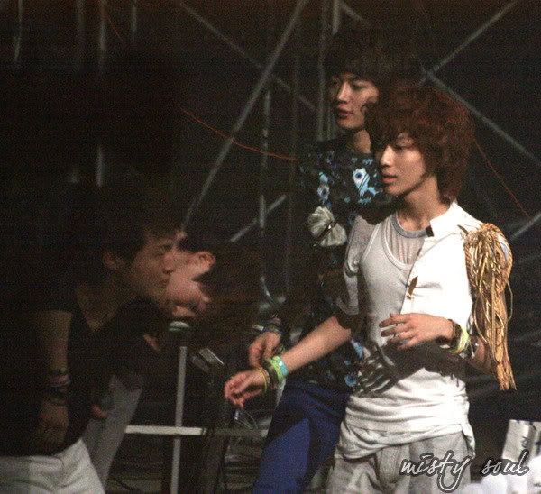 Nam ca sĩ bị ngất vì sốc và được đưa đến bệnh viện. Trước đó, đêm nhạc còn xảy ra nhiều sự cố nhỏ khác nhưng chỉ đến khi trục ánh sáng đổ xuống Onew mới thực sự nghiêm trọng.