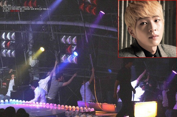 Năm 2009, trong chương trình Music Bank của đài KBS, khi nhóm SHINee bắt đầu rời sân khấu thì đột nhiên trục thiết bị hỗ trợ ánh sáng rơi xuống. Mặc dù Siwon và Kyuhyun (Super Junior) đã cố gắng đỡ nhưng trưởng nhóm Onew là người đứng gần đó nhất bị rơi trúng. 