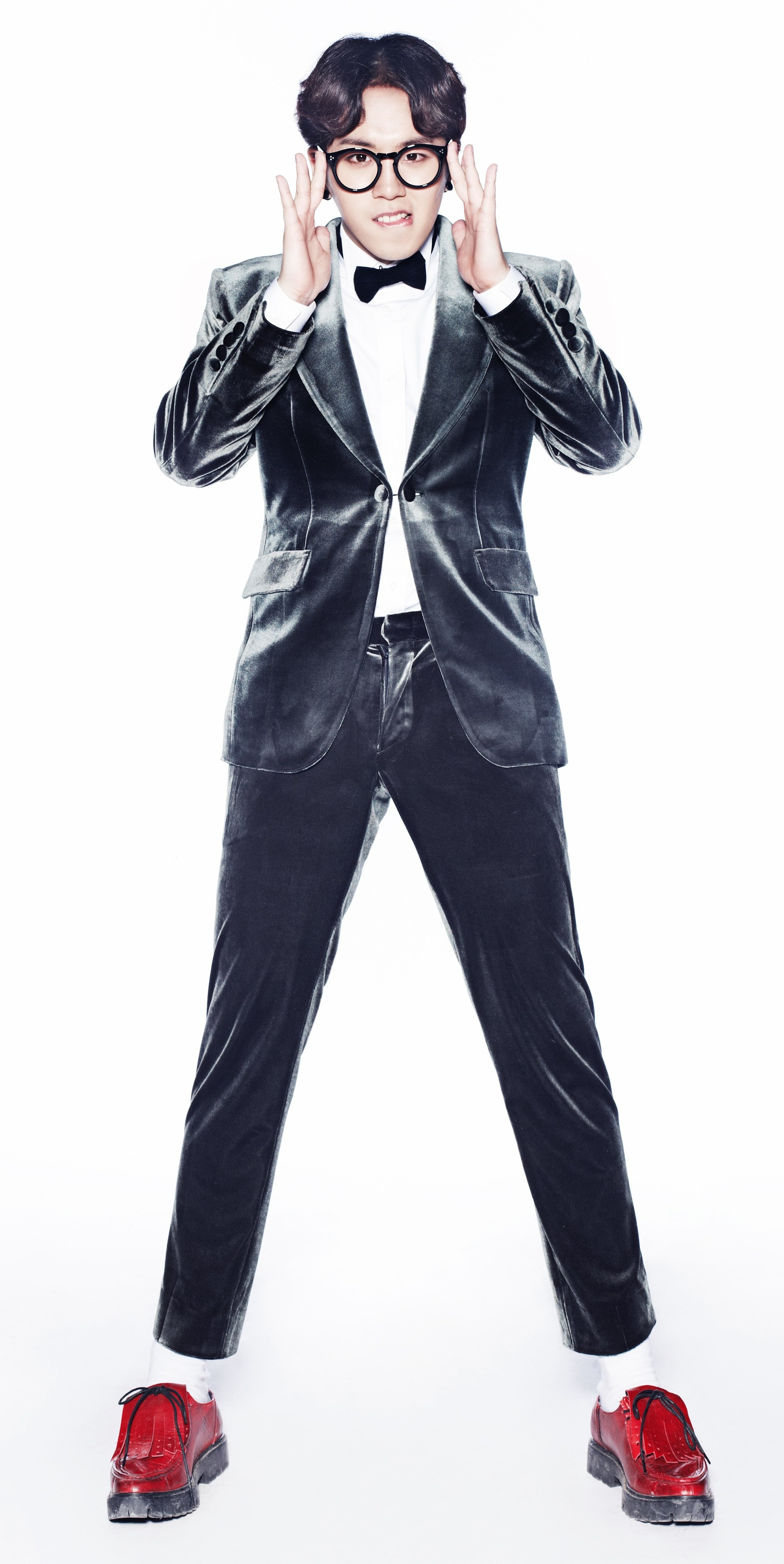 “Chú lùn” nhỏ nhắn nhất trong số nam thần tượng Kpop là Taeil thuộc nhóm Block B. Nam ca sĩ chỉ cao 1m67. Những đôi giày độn là vật bất ly thân của Taeil. 