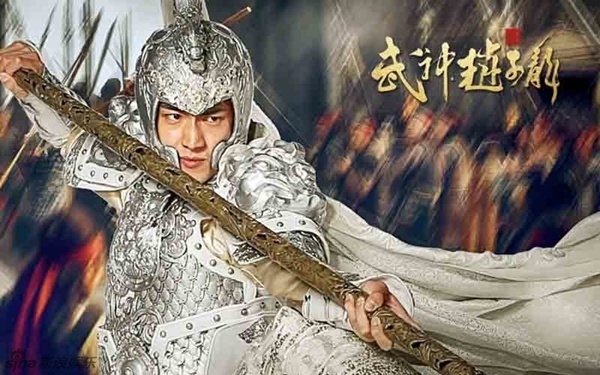 Triệu Tử Long do Lâm Canh Tân đóng. Đây là anh hùng nổi tiếng trong tác phẩm Tam Quốc Diễn Nghĩa của La Quán Trung.