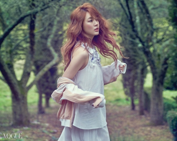 Yoon Eun Hye là sao nữ khá ăn khách trên các tạp chí thời trang và nhãn hàng quảng cáo. Cô vừa có bộ ảnh cho ấn phẩm Vogue Hàn Quốc số mới nhất. 