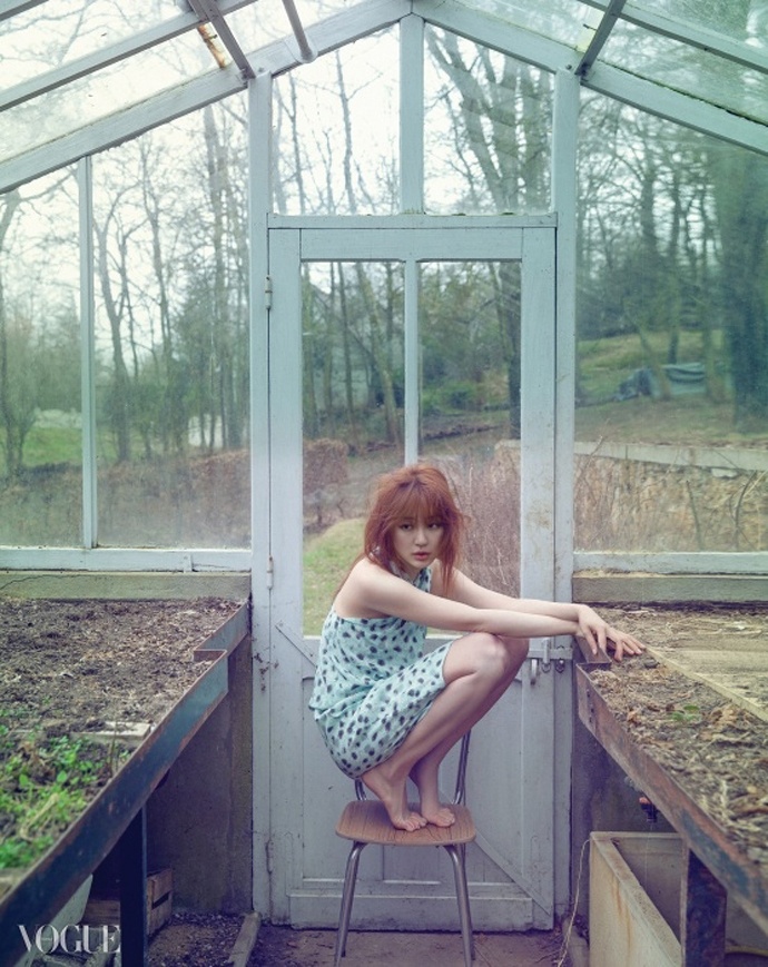 Yoon Eun Hye diễn xuất trong căn nhà cũ với khung cảnh hoang sơ trên một ngọn đồi. 