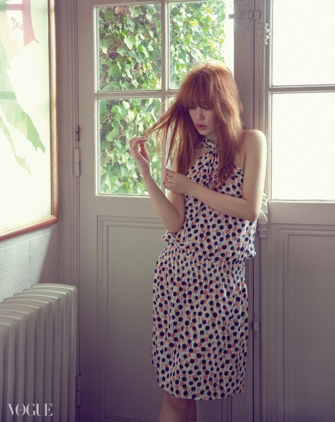 Người đẹp buông tóc xõa, đánh rối tự nhiên, trang điểm nhẹ nhàng, bộ ảnh chú trọng vào tâm trạng mơ mộng, hoài niệm của Yoon Eun Hye.