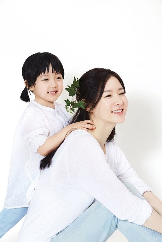 Lee Young Ae và con gái.