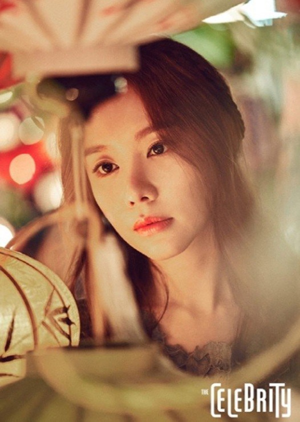 Kim Ah Joong được khán giả Việt Nam biết đến nhiều nhất qua bộ phim ăn khách Người đẹp ngàn cân. Vào thời điểm tác phẩm nổi đình đám, cô sở hữu nhan sắc dao kéo hoàn hảo.