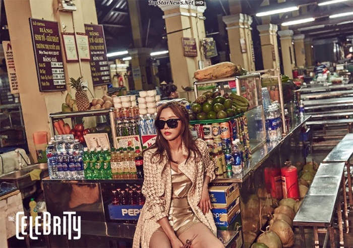 Kim Ah Joong thả dáng bên một quán nước trong khu chợ. Ê-kíp tạp chí The Celebrity hé lộ người đẹp thoải mái chụp hình dưới trời nắng gắt mà không hề than phiền. Gần đây Kim Ah Joong vừa hoàn thành bộ phim truyền hình Punch.