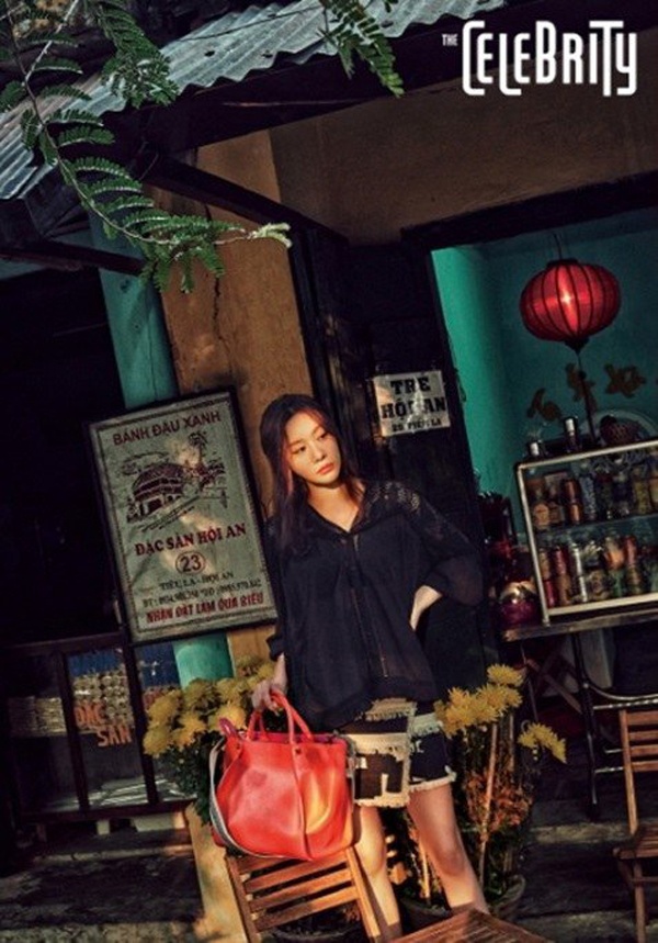 Tạp chí The Celebrity của Hàn Quốc số tháng 4 vừa giới thiệu bộ ảnh mới của nữ diễn viên Kim Ah Joong. “Người đẹp ngàn cân” đã đến Việt Nam để chụp hình, một trong những địa điểm được hé lộ trong bộ ảnh là phố cổ Hội An.