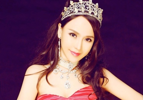 My nhan Hong Kong bi phanh phui chuyen ban dam hinh anh