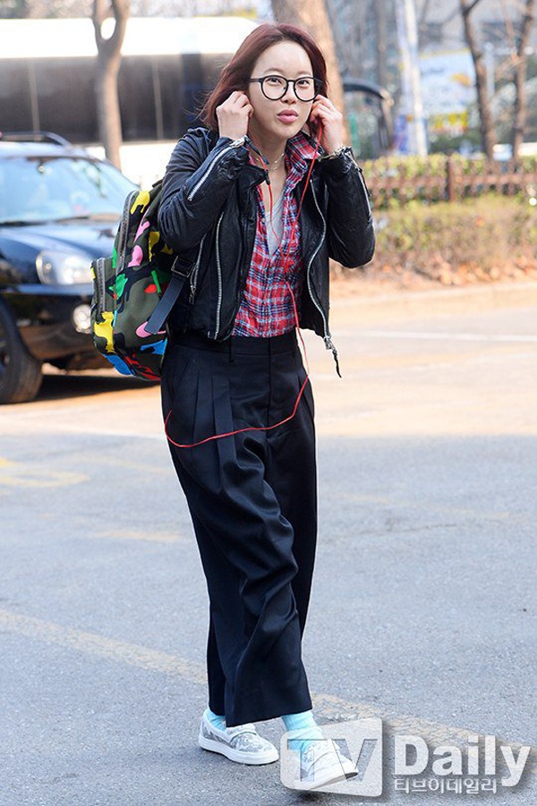 Hôm 27/3, nữ ca sĩ Baek Ji Young đến dự buổi tập cho chương trình Music Bank của đài KBS 2TV. 