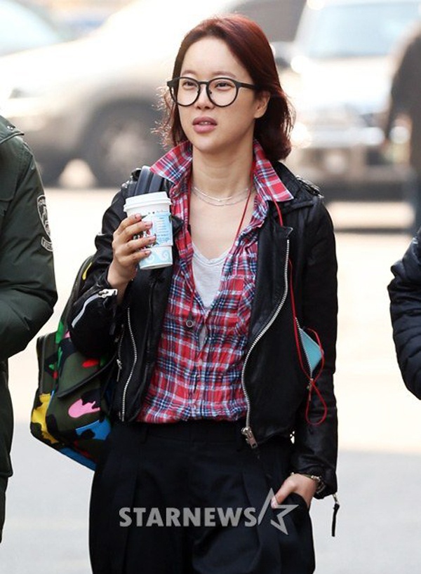 Diva nhạc phim mặc trang phục thể thao khỏe khoắn, cô không trang điểm mà để mặt mộc.  Khác với hình ảnh trên sân khấu hay trong các bộ ảnh, Baek Ji Young lộ vẻ già nua, nhợt nhạt khi để mặt mộc tự nhiên. 