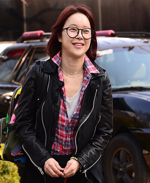 Những nếp nhăn dưới cằm cũng cho thấy dấu vết thời gian của giọng ca U40. Baek Ji Young là một trong số sao nữ thừa nhận nhờ cậy đến dao kéo thẩm mỹ.  Cô từng chỉnh sửa mũi, làm mắt 2 mí. 