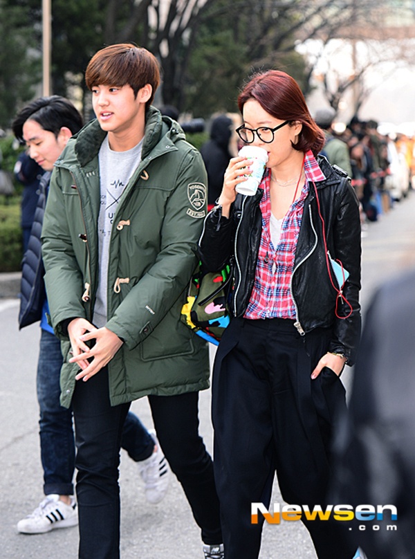 Cô đi cùng ca sĩ đàn em Song Yu Bin. Cả hai đang có ca khúc hợp tác Garosugil At Dawn. Baek Ji Young được mệnh danh là “nữ hoàng nhạc phim”. Giọng hát da diết, cao vút của nữ ca sĩ vang lên trong nhiều tác phẩm truyền hình. Nhạc phim gần đây nữ ca sĩ thể hiện là trong Hyde, Jekyll, Me. 