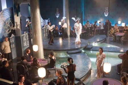 Tới khi phim công chiếu ở Việt Nam, khán giả mới vỡ lẽ về những gì Lý Nhã Kỳ và Vũ Thu Phương khoe trước đó. Hai người đẹp chỉ xuất hiện từ 2-3 giây trong vai hai vũ nữ biểu diễn trên sân khấu, làm nền cho một cảnh quay khác.  