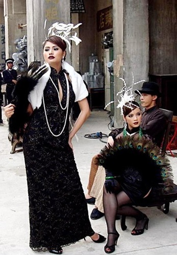 Năm 2010, hai kiều nữ Lý Nhã Kỳ và Vũ Thu Phương bị công chúng chỉ trích vì “nổ” quá đà về vai diễn trong bộ phim Hollywood Shanghai (Thượng Hải). Lý Nhã Kỳ tổ chức một buổi họp báo để chia sẻ về bộ phim, còn Vũ Thu Phương hào hứng cho biết cô và minh tinh Củng Lợi sẽ diễn xuất cùng nhau, thậm chí có cả những pha hành động. 