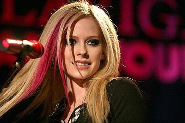 Avril Lavigne tung nam liet giuong 5 thang hinh anh