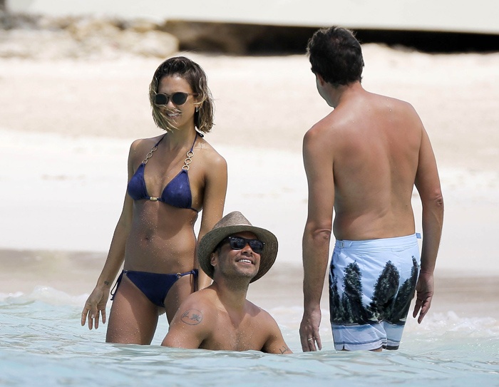 Đi cùng vợ chồng Jessica là một nhóm bạn. Cách đây vài ngày, Jessica có buổi hội ngộ với vợ chồng chân dài Chrissy Teigen – ca sĩ John Legend. Trên trang cá nhân, nữ diễn viên chăm chỉ cập nhật những hình ảnh vui chơi bên gia đình, bạn bè.