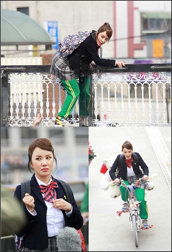 Năm 2014, “Madonna xứ Hàn”  Uhm Jung Hwa có bộ phim truyền hình A Witch’s Love, trong đó cô đóng vai nữ phóng viên điều tra Ban Ji Yeon. Trong một lần tác nghiệp, Ban Ji Yeon phải đột nhập vào một trường học. 