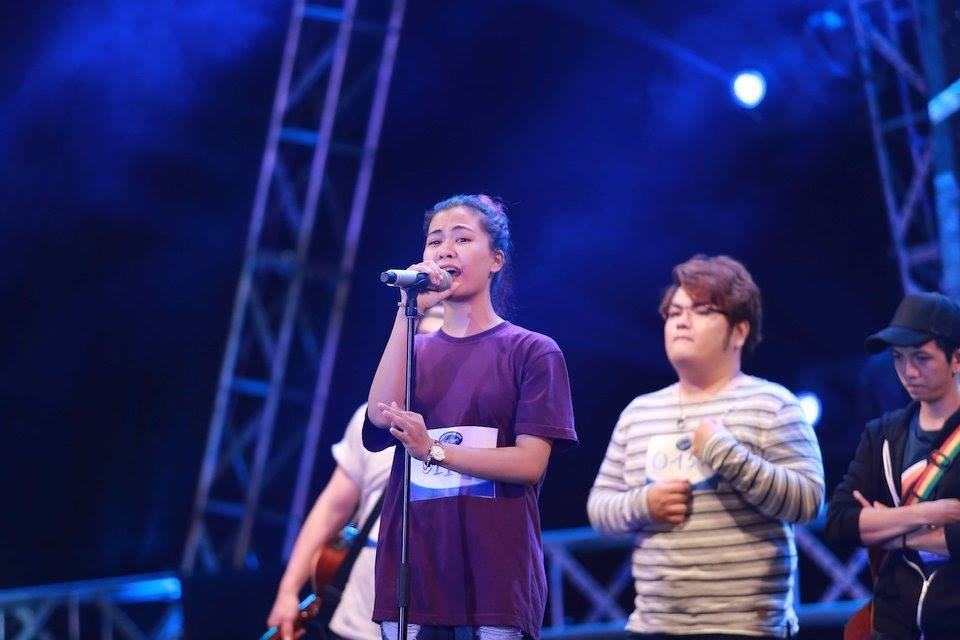 Trong phần còn lại của tập 1, những gương mặt tài năng đầu tiên ở mùa 6 Thần tượng âm nhạc Việt Nam đã lộ diện. Họ nhanh chóng nhận được chiếc vé vàng từ bộ ba quyền lực để chinh phục thử thách tiếp theo. Trong ảnh: thí sinh Trần Thị Hà Nhi tự tin thể hiện phần thi của mình. Cô nhận được sự đồng thuận từ 3 vị giám khảo và lọt vào vòng sau.