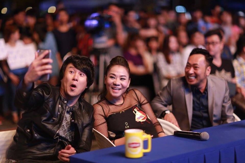 Hai người tranh thủ chụp hình tự sướng. Ảnh hậu trường được ê-kíp sản xuất lưu lại trong lúc ghi hình. Trên ghế nóng, họ vui vẻ tiết lộ lý do nhận lời ngồi vào vị trí ghế nóng năm nay. Nếu Thanh Bùi muốn chia sẻ với thí sinh những kinh nghiệm anh từng học và có được từ cuộc thi Australian Idol 2008, thì Thu Minh lại muốn góp một phần sức giúp các bạn trẻ đam mê ca hát thực hiện ước mơ, dù bản thân cô cảm thấy hơi nặng nề.