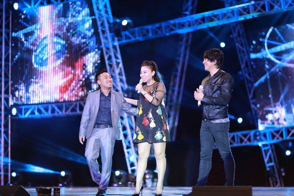 Tiếp đó, anh mời đàn chị lên sân khấu cùng song ca. Cả hai hòa giọng trong bài hát Love để gửi tặng khán giả, tiết mục có thêm phần minh họa của đạo diễn Nguyễn Quang Dũng.