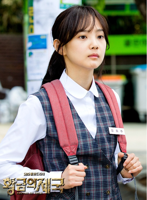 Yoon Seung Ah cũng là một trong những nữ diễn viên ít ỏi sở hữu gương mặt trẻ thơ. Lợi thế này giúp người đẹp U30 thể hiện thành công hình ảnh cô nữ sinh Jang Hee Joo trong bộ phim Empire of Gold. 