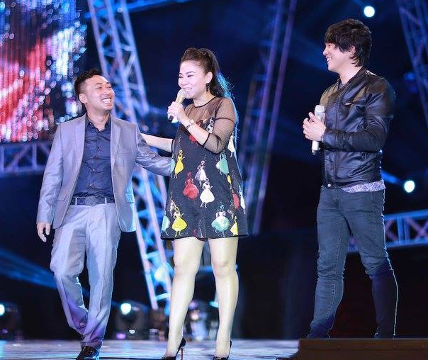 Thu Minh bau 7 thang van di giay cao got len san khau hinh anh