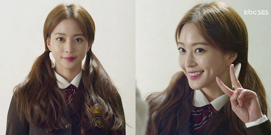 Người đẹp Han Ye Seul từng vài lần mặc đồng phục trên màn ảnh. Lần gần đây nhất là trong bộ phim Birth of Beauty lên sóng vào năm ngoái. Trong một cảnh quay “hồi teen”, nhân vật của Han Ye Seul nhí nhảnh tạo dáng chụp ảnh, tóc buộc 2 bên. 