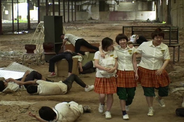 Năm 2011, nữ diễn viên Choi Kang Hee vào vai cô nàng thư ký giỏi võ trong bộ phim hài tình cảm Protect The Boss. Nhân vật của cô trước kia từng là một nữ sinh sừng sỏ ở trường trung học. 