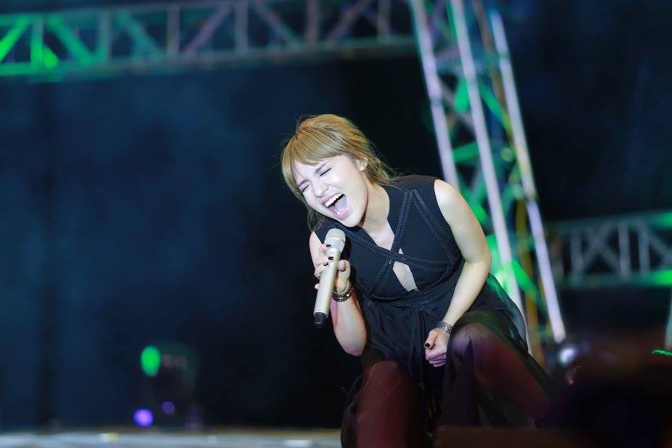 Nhật Thủy khoe chất giọng đầy nội lực với Tỉnh giấc, bài hát chủ đề trong album cô vừa phát hành cách đây không lâu. Bên cạnh đó, nữ ca sĩ gốc Nam Định còn tâm sự rằng Vietnam Idol đã cho cô có cơ hội đi nhiều nơi, được đứng chung sân khấu cùng các ca sĩ đàn anh, đàn chị - những người mà trước đây bản thân rất hâm mộ và thần tượng.