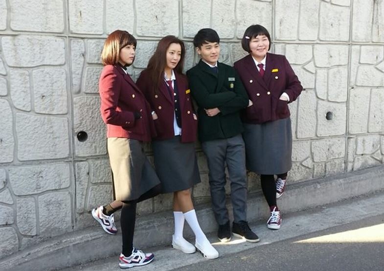 Tại đây, Jo Gang Ja có những màn đụng tay chân với các “bạn học”. Để che giấu thân phận, bà mẹ trẻ nói rằng vì cô chưa học hết cấp 3 nên quay về trường. Hình ảnh nữ diễn viên 34 tuổi mặc trang phục nữ sinh khiến khán giả bất ngờ và khen ngợi vẻ trẻ trung của cô. 