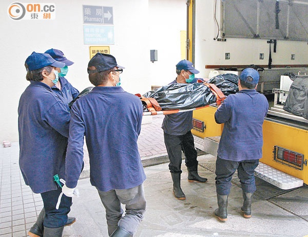 Thi thể của Quách Tuấn Lân được đưa ra khỏi nhà.