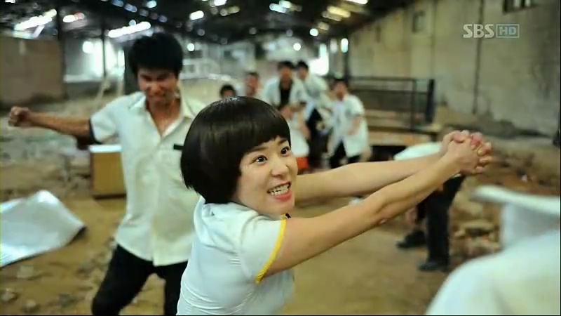 Vào thời điểm đóng Protect The Boss, Choi Kang Hee đã 34 tuổi, trong cảnh quay hồi tưởng lại thời đi học, cô để tóc tém, mặc bộ đồng phục “cách tân” cá tính. Nhờ gương mặt trẻ lâu, hình ảnh nữ sinh đã thuyết phục được khán giả. 