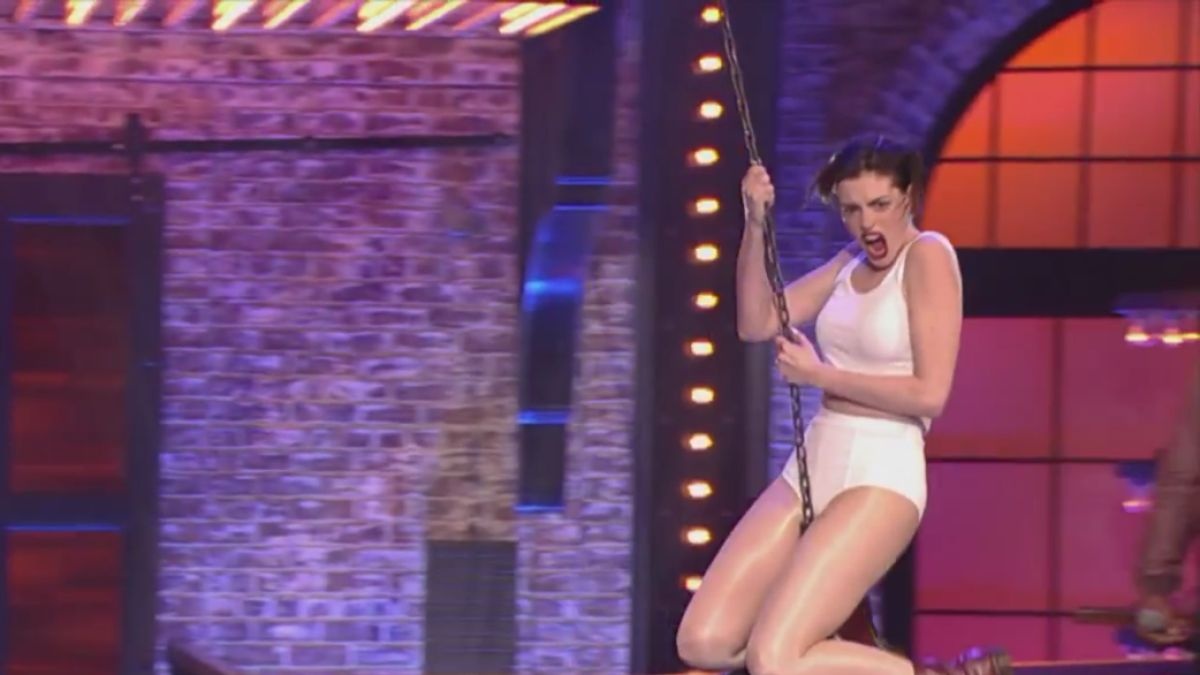 Anne Hathaway hat nhep Wrecking Ball hinh anh